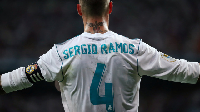 Sergio Ramos dengan kostum nomor 4-nya. (Foto: Reuters/Juan Medina)
