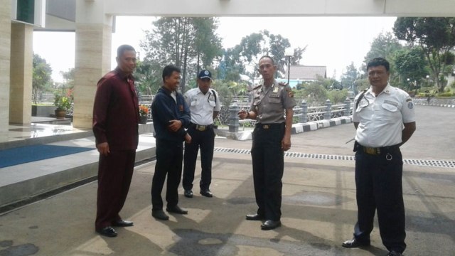 Polisi memeriksa mainan cicak berkepala manusia (Foto: Polres Bogor)