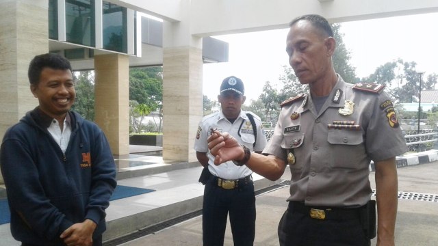 Polisi memeriksa mainan cicak berkepala manusia (Foto: Polres Bogor)