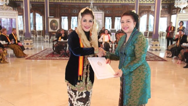 Siti Masitha mendapat gelar KMT di Solo (Foto: tegalkota.go.id)