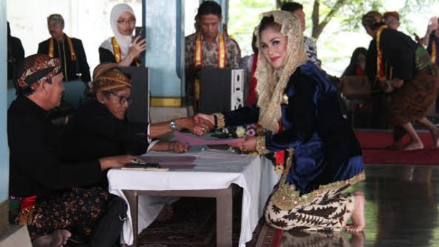 Siti Masitha mendapat gelar KMT di Solo (Foto: tegalkota.go.id)