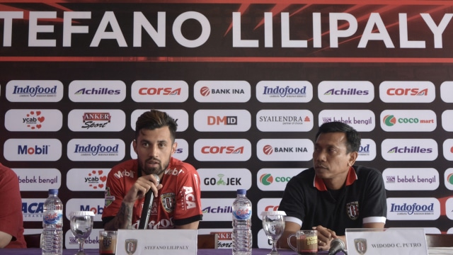 Stefano Lilipaly (kiri) dan Widodo C. Putro. (Foto: ANTARA/Fikri Yusuf)