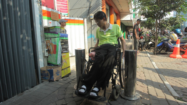 Pemantauan fasilitas pedestrian untuk disabilitas. (Foto: ANTARA/Muhammad Adimaja)