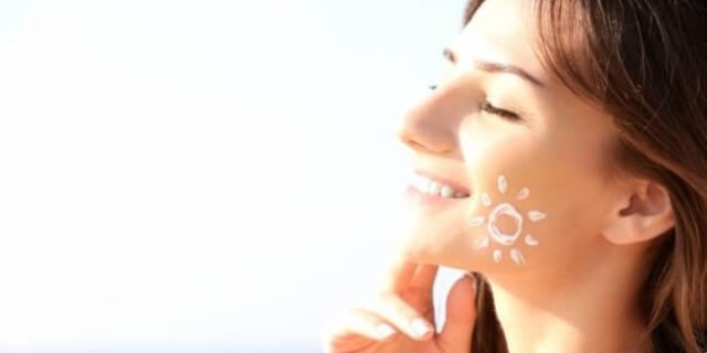 Jangan Salah, Ini Bedanya Sunblock dan Sunscreen! (2)