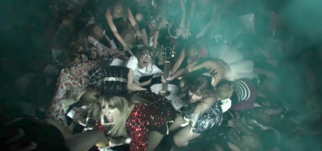Si blazer merah. (Foto: YouTube TaylorSwiftVEVO)