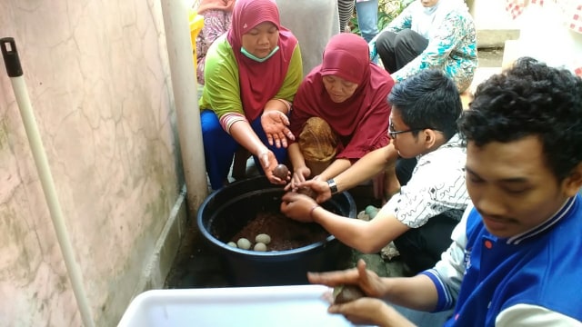 Mendongkrak Ekonomi Bangsa dengan Sociopreneur : Telur Asin Cisitu