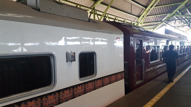 Kereta Luar Biasa di Stasiun Gambir (Foto: Yudhistira Amran/kumparan)