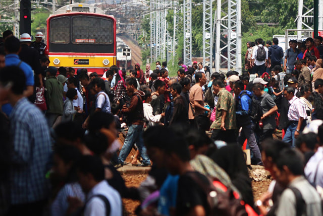 10 Tanda Penumpang KRL di Indonesia Belum Siap Dikasih Fasilitas Bagus