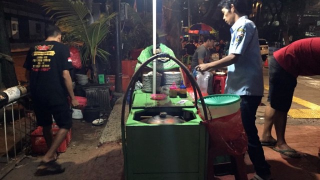 Gulai Tikungan di Trotoar Blok M (Foto: Muhammad Iqbal/kumparan)