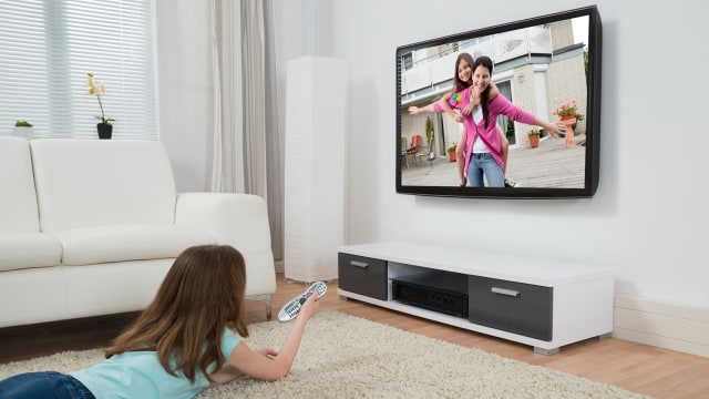 Anak sedang menonton sebuah acara tv. (Foto: Thinkstock)