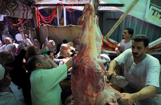 Pedagang daging di Kairo, Mesir. Foto: REUTERS/Mohamed Abd El Ghany