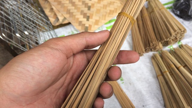 Peralatan yang dijual untuk membuat sate  (Foto: Kelik Wahyu/kumparan)