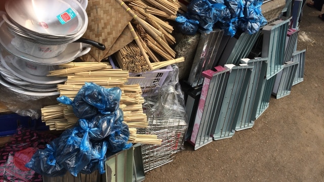 Peralatan yang dijual untuk membuat sate  (Foto: Kelik Wahyu/kumparan)