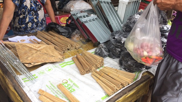 Peralatan yang dijual untuk membuat sate  (Foto: Kelik Wahyu/kumparan)