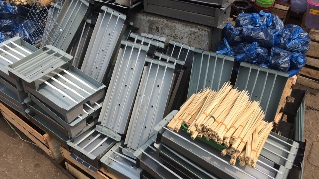Peralatan yang dijual untuk membuat sate  (Foto: Kelik Wahyu/kumparan)