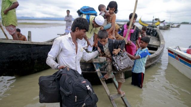 Warga Rohingya kabur ke Bangladesh via Sungai Naf (Foto: AP Photo/Suvra Kanti Das)