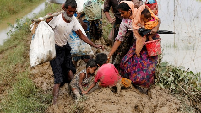 Anak-anak Rohingya Berjalan Mencari Suaka (Foto: Reuters/Mohammad Ponir Hossain)