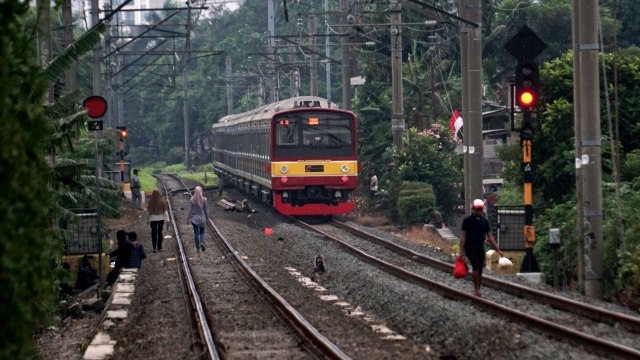 Warga melintasi jalur KRL di Kebayoran. (Foto: Aditia Noviansyah)