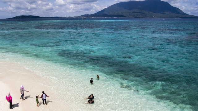 Bermain di Pulau Natuna Foto: ANTARA FOTO/M Agung Rajasa