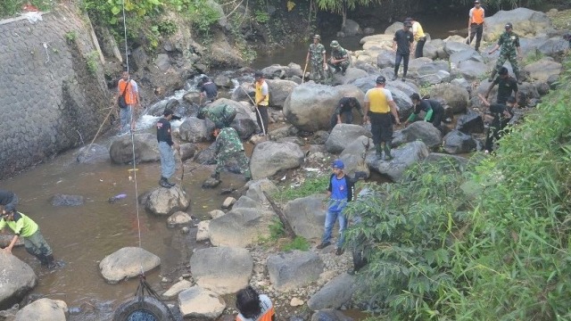 Polisi dan masyarakat bersih-bersih sungai. (Foto: Instagram: polres_wonosobo)