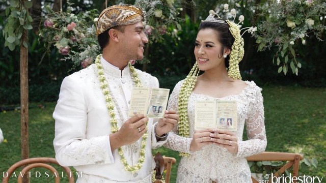 Hamish dan Raisa menunjukkan surat nikah Foto: Instagram/ @thebridestory - David Salim Photography