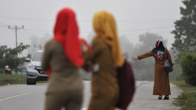 Ilustrasi Pegawai Negeri Sipil berangkat kerja. Foto: ANTARA FOTO/Jojon