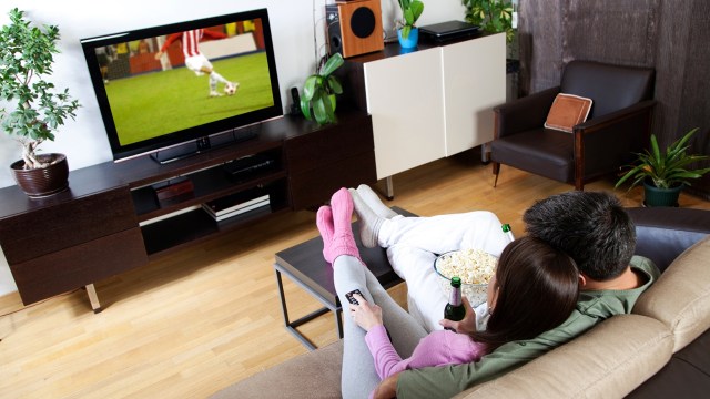 Bahaya menonton tv terlalu lama (Foto: Thinkstock)
