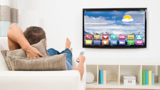 Ilustrasi menonton TV (Foto: Thinkstock)