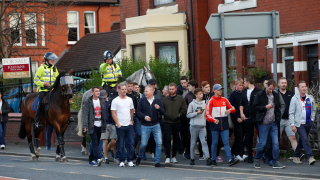 Polisi mengawal suporter Blackburn Rovers. (Foto: Reuters/Craig Brough)