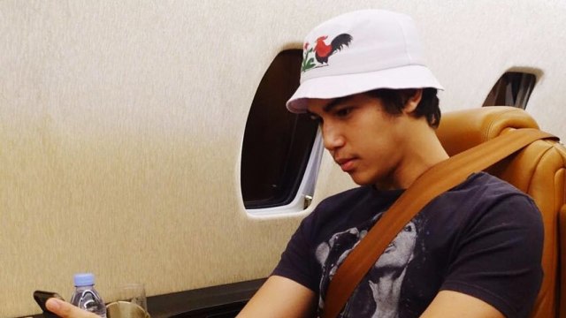 El Rumi memakai topi dengan Lukisan Ayam Jago (Foto: Instagram @elelrumi)