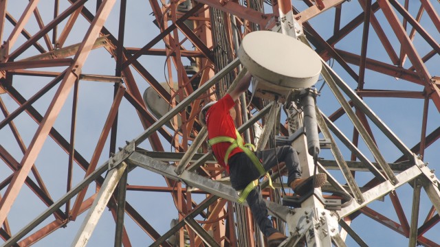 Teknisi melakukan perawatan BTS Telkomsel. (Foto: NTARA FOTO/Fahrul Jayadiputra)