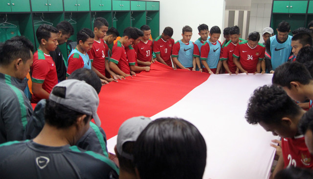 Timnas U-19 bersama bendera Merah-Putih. (Foto: Dok. PSSI)
