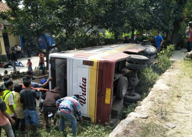 3 Orang Tewas Dalam Kecelakan Bus Widia Terbalik di Subang