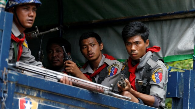 Tentara Myanmar di daerah Rohingya (Foto: REUTERS/Soe Zeya Tun)