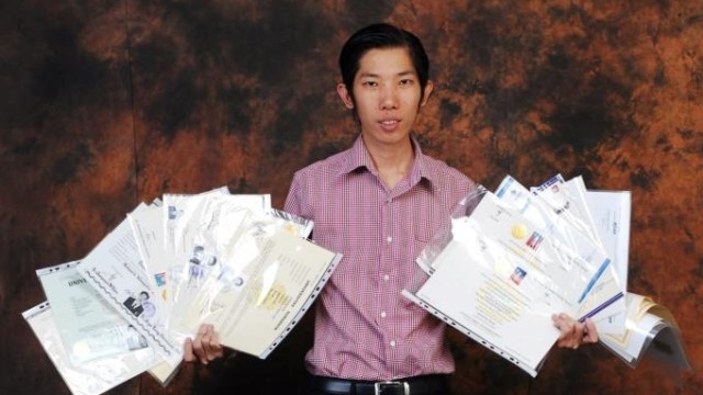 Welin Kusuma menunjukan Ijazah (Foto: FB/Welin Kusuma)
