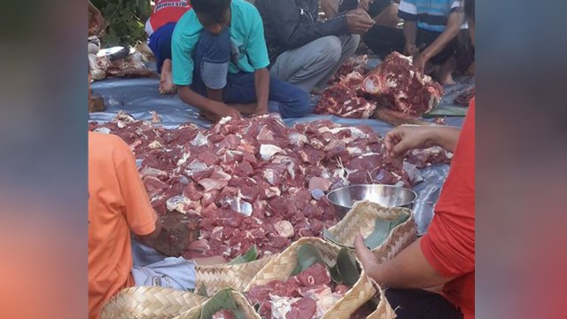 Wadah daging kurban dari bambu dan daun pisang (Foto: Facebook Ibang Lukman)