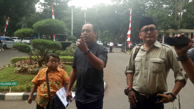 Muannas Alaidid Bersama Saksi Pelapor Jonru (Foto: Ainul Qalbi/kumparan)
