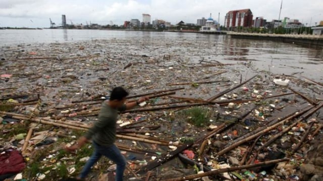 Sampah Pantai Losari dan Permintaan untuk Wali Kota Danny