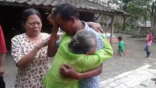 Pertemuan Paidi dan ibunya, Tukinah. (Foto: Dok.  Uskub Muzamil)