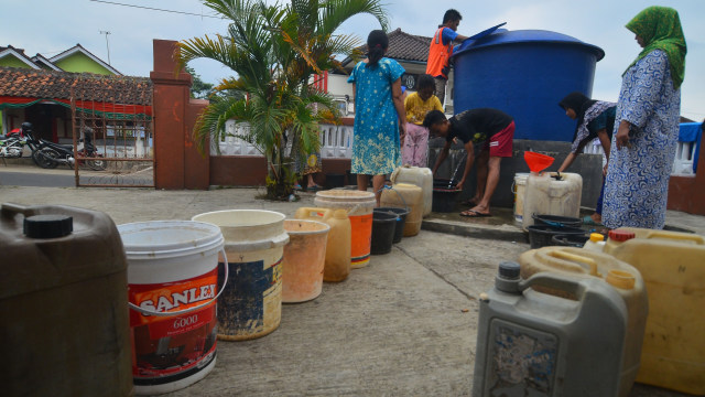 Ilustrasi antre air dampak kekeringan Foto: ANTARA FOTO/Adeng Bustomi
