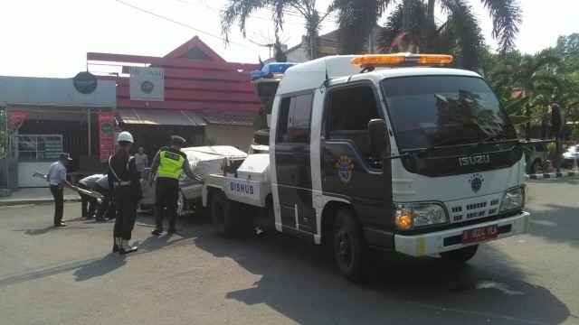 Mercy diderek petugas Sudinhub Jaksel Foto: Dok Dishub Jaksel