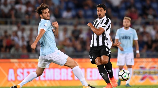 Khedira akan absen di laga lawan Chievo. (Foto: Reuters/Alberto Lingria)