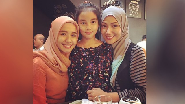 Bella dan mantan istri Emran, Eera Chek (Foto: Instagram @errafazira)