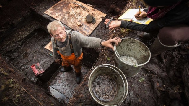 Penggalian situs di Pulau Triquet (Foto: Grant Callegari/Hakai Institute)