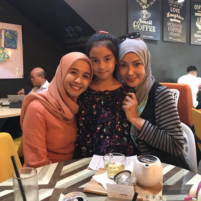 Bella dan mantan istri Emran (Foto: Instagram/@iamkumbre)