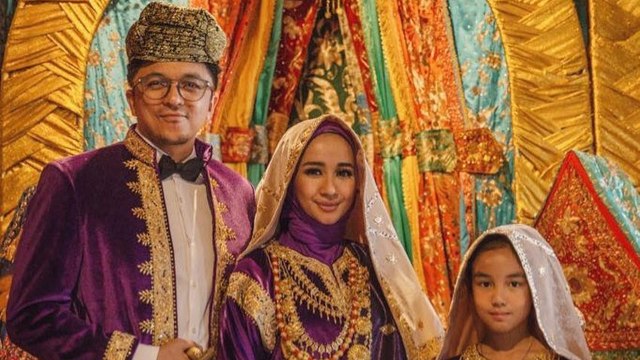 Emran dan Bella beserta anak Emran  (Foto: Instagram/@laudyacynthiabella )