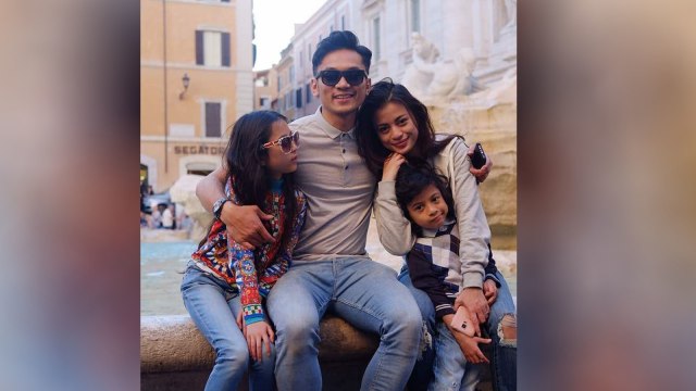 Angie Virgin dan keluarga (Foto: Instagram @angie_virgin)