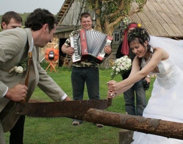 Pengantin memotong kayu di Jerman (Foto: Flickr)