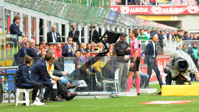 Wasit "berkonsultasi" dengan VAR. (Foto: Reuters/Stringer)