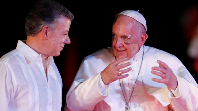 Paus Fransiskus bersama Presiden Kolombia. (Foto: Federico Rios/Reuters)